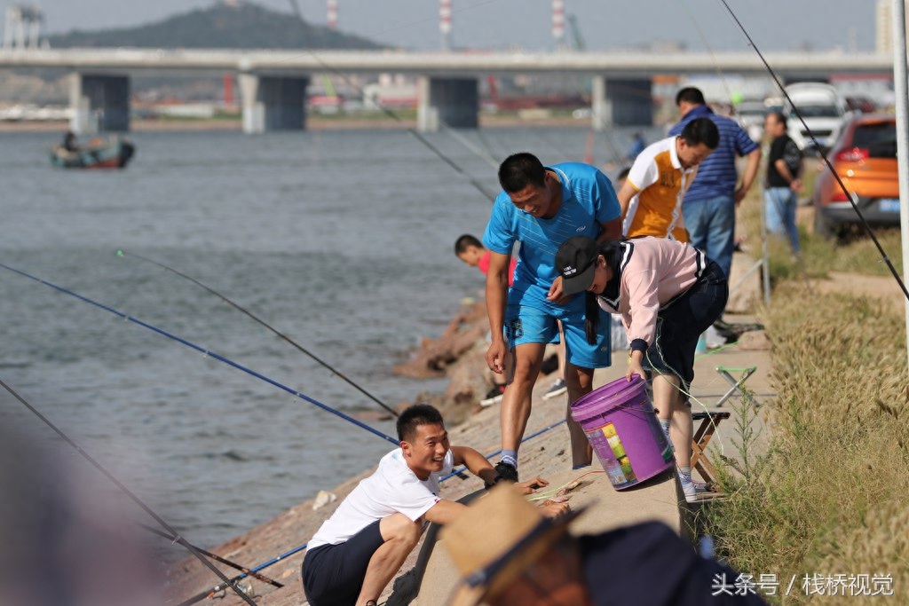 秋天钓鱼好时候！青岛胶州湾3斤重大鲈鱼上钩光鱼更多高手钓满箱