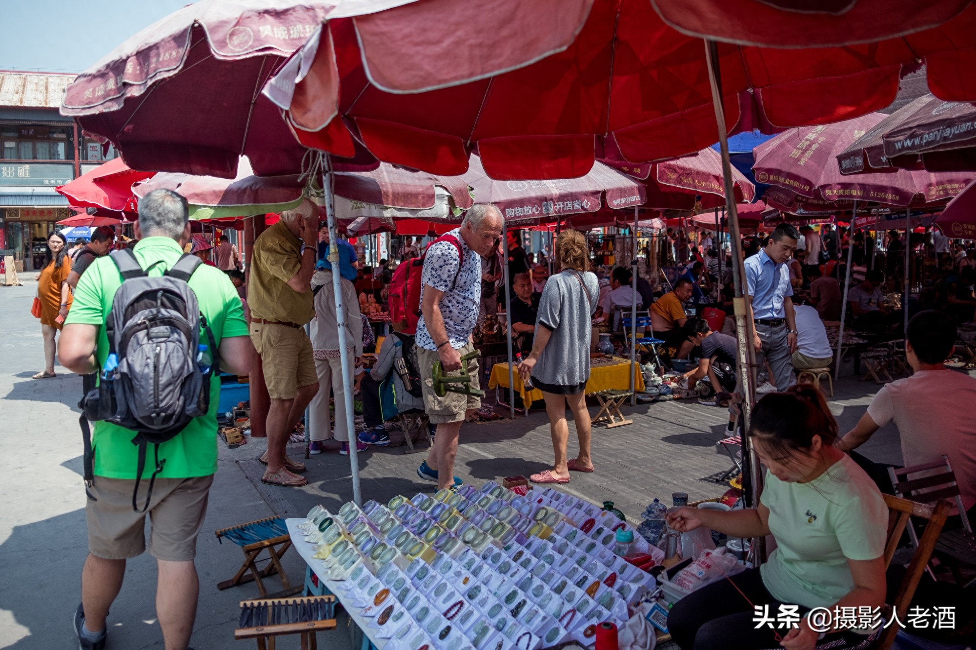 北京潘家园实拍：中国最大的古玩市场，工作日时卖货的比顾客还多